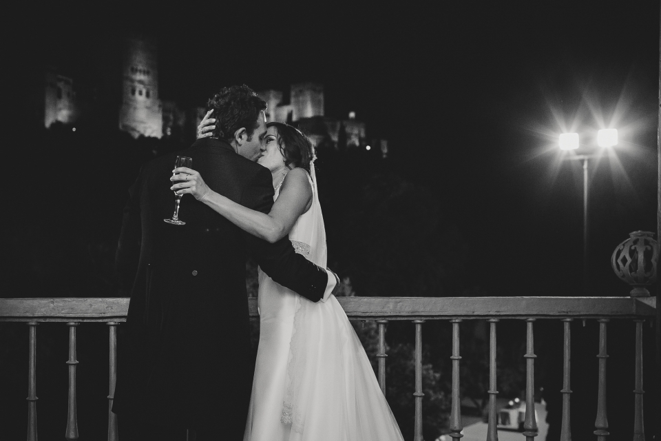novios en balcon palacio de los cordova alhambra boda