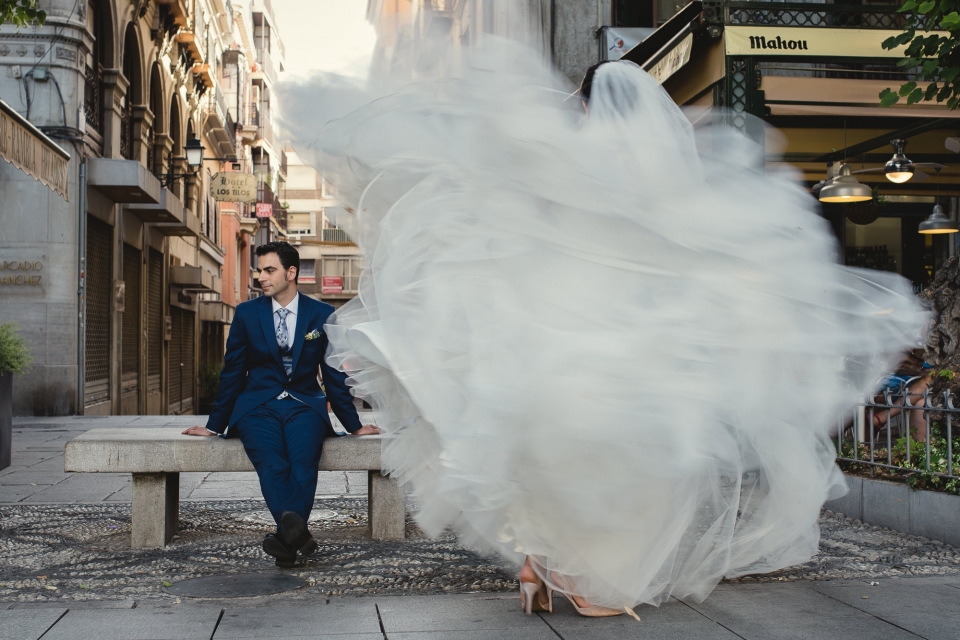 novios recien casados en calle plaza bibrambla granada
