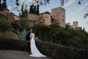 novios con la alhambra al fondo